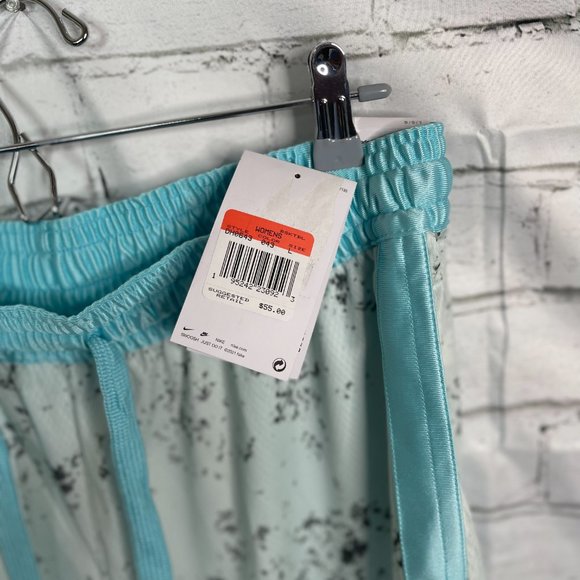 Nike Women’s Dri-Fit Swoosh Fly Crossover Basketball Pure Platinum Short - Picture 4 of 8